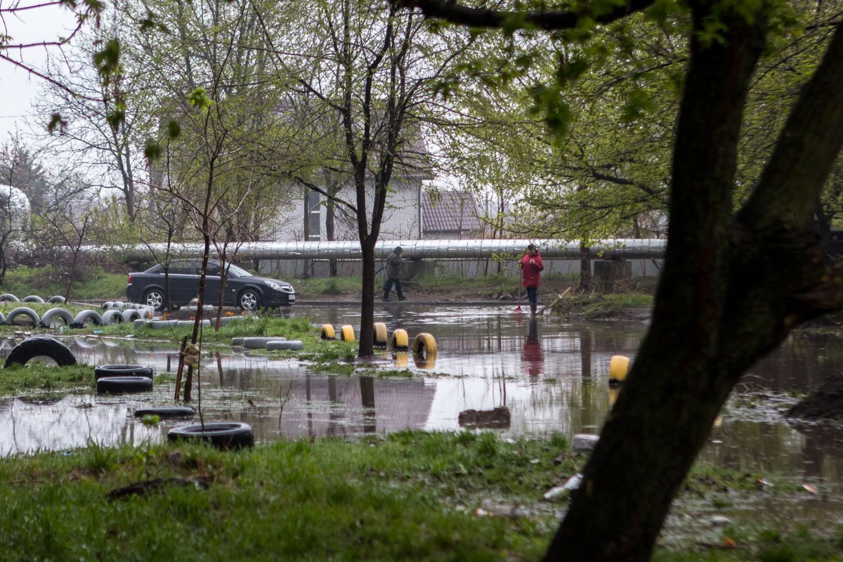 Время доставать пакеты, которые вы вечно просите у кассиров. И надевать их на ноги