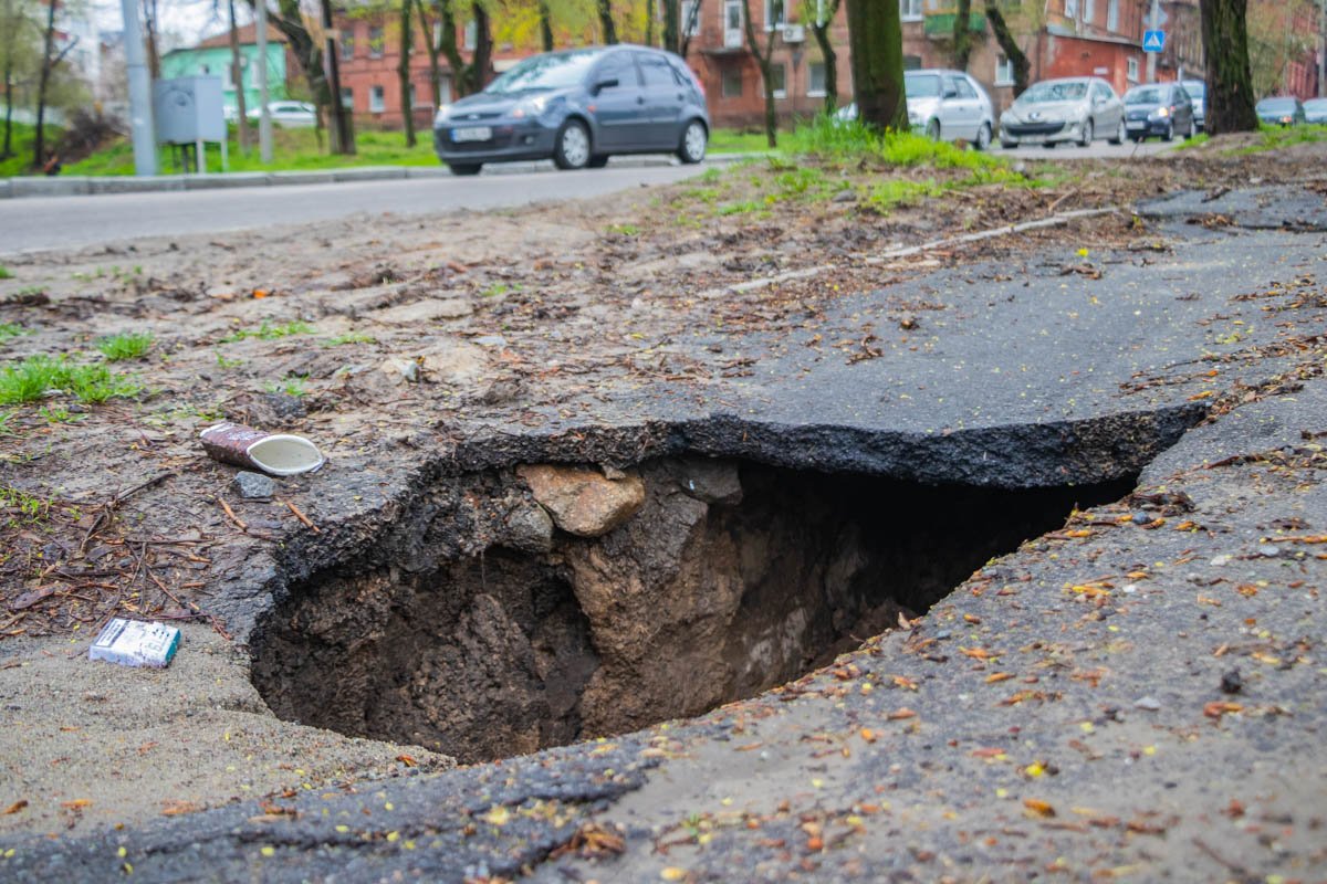 Яма находится на Короленко