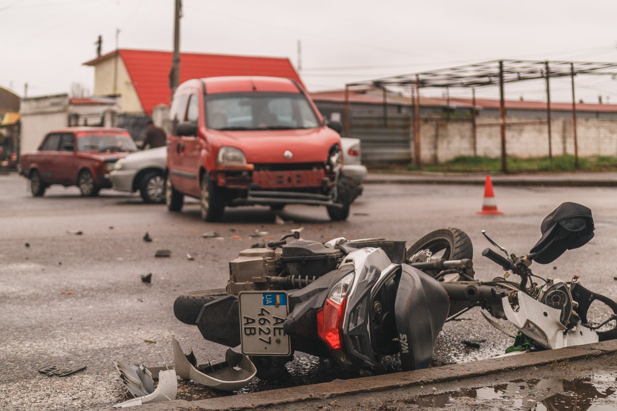 На Байкальской столкнулись автомобиль Renault и скутер