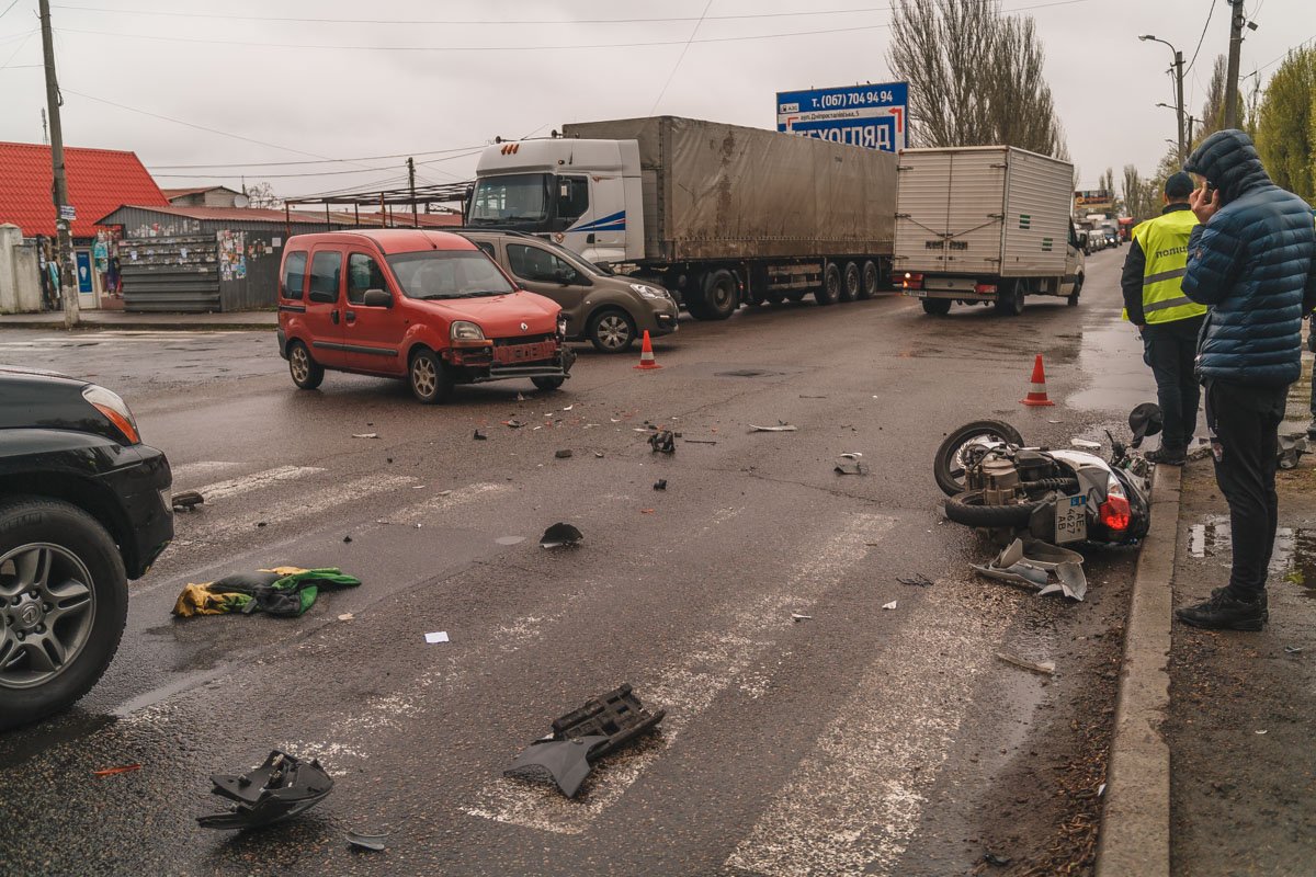 Пострадал водитель скутера