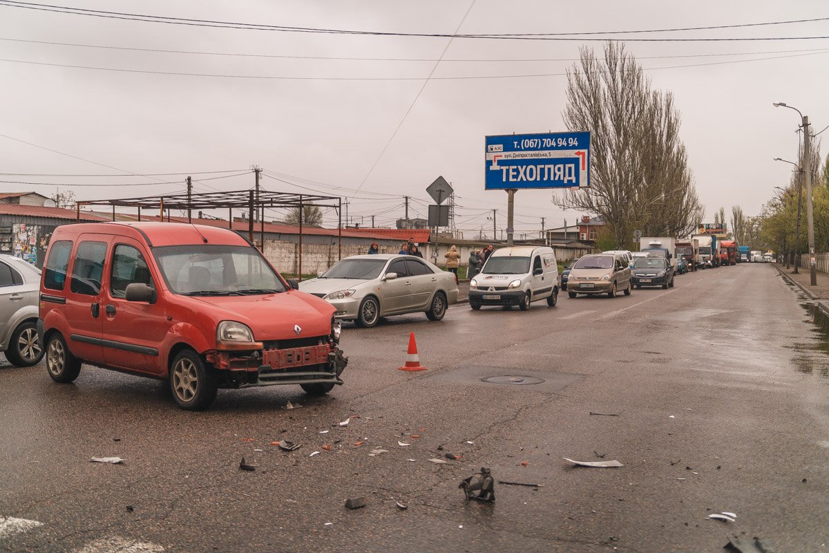 Из-за аварии образовалась пробка в обе стороны