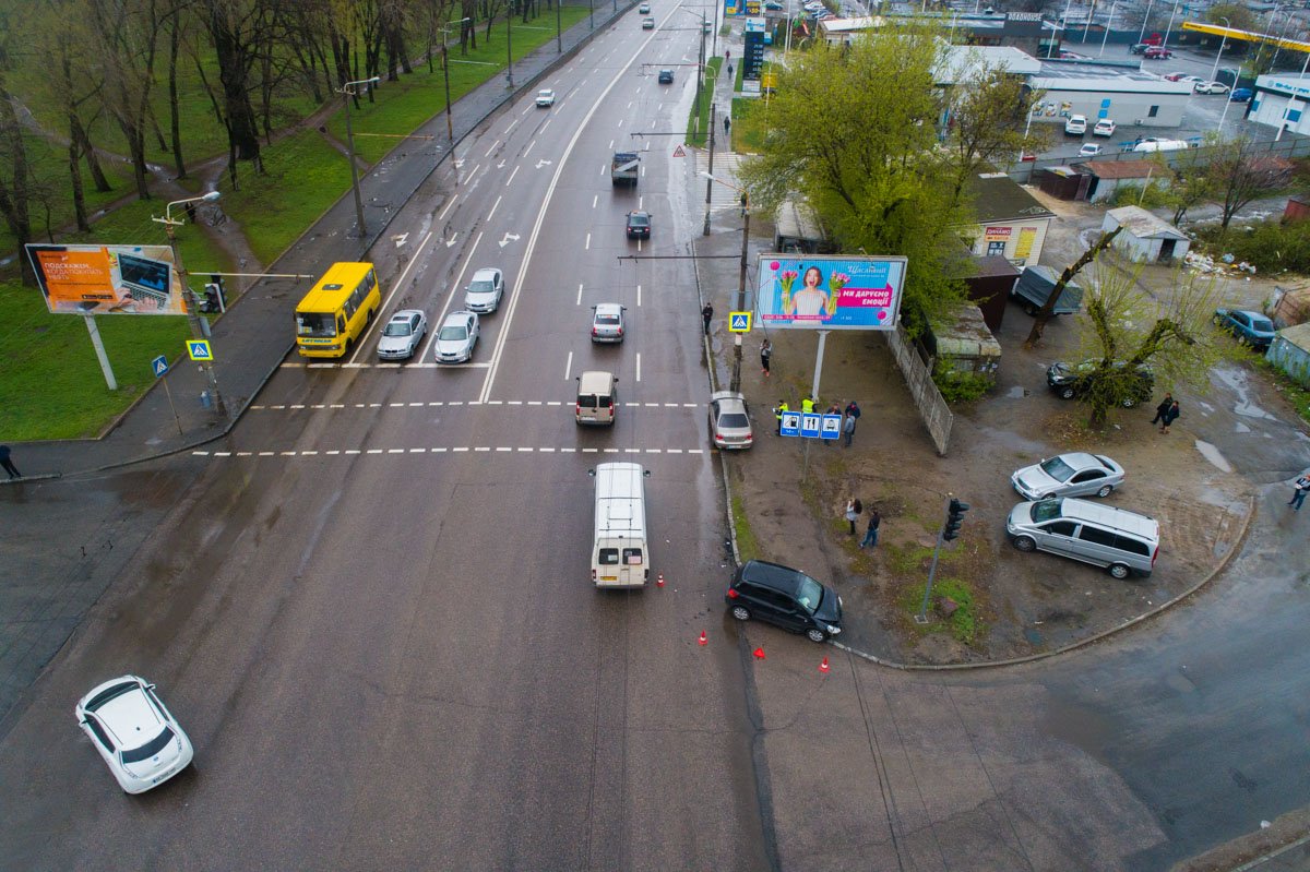 В Днепре на Запорожском шоссе столкнулись Suzuki и Nissan В Днепре на Запорожском шоссе столкнулись Suzuki и Nissan
