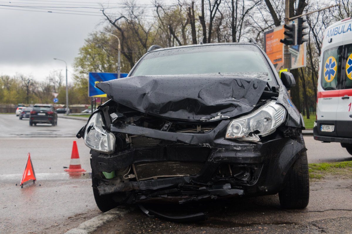 В этот момент на зеленый сигнал светофора по Запорожскому шоссе в сторону проспекта Богдана Хмельницкого ехал Suzuki В этот момент на зеленый сигнал светофора по Запорожскому шоссе в сторону проспекта Богдана Хмельницкого ехал Suzuki