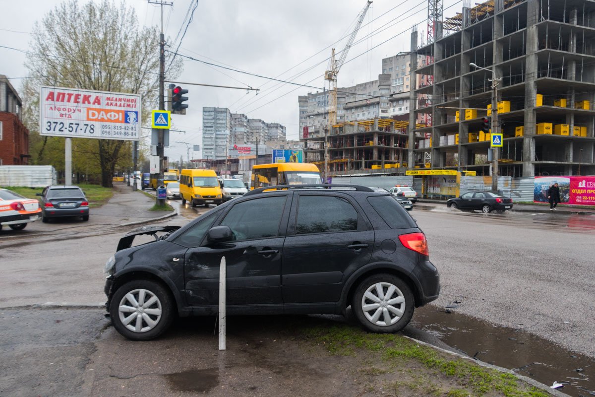 Предварительно, Nissan начал движение на красный сигнал светофора, не уступив дорогу Suzuki Предварительно, Nissan начал движение на красный сигнал светофора, не уступив дорогу Suzuki