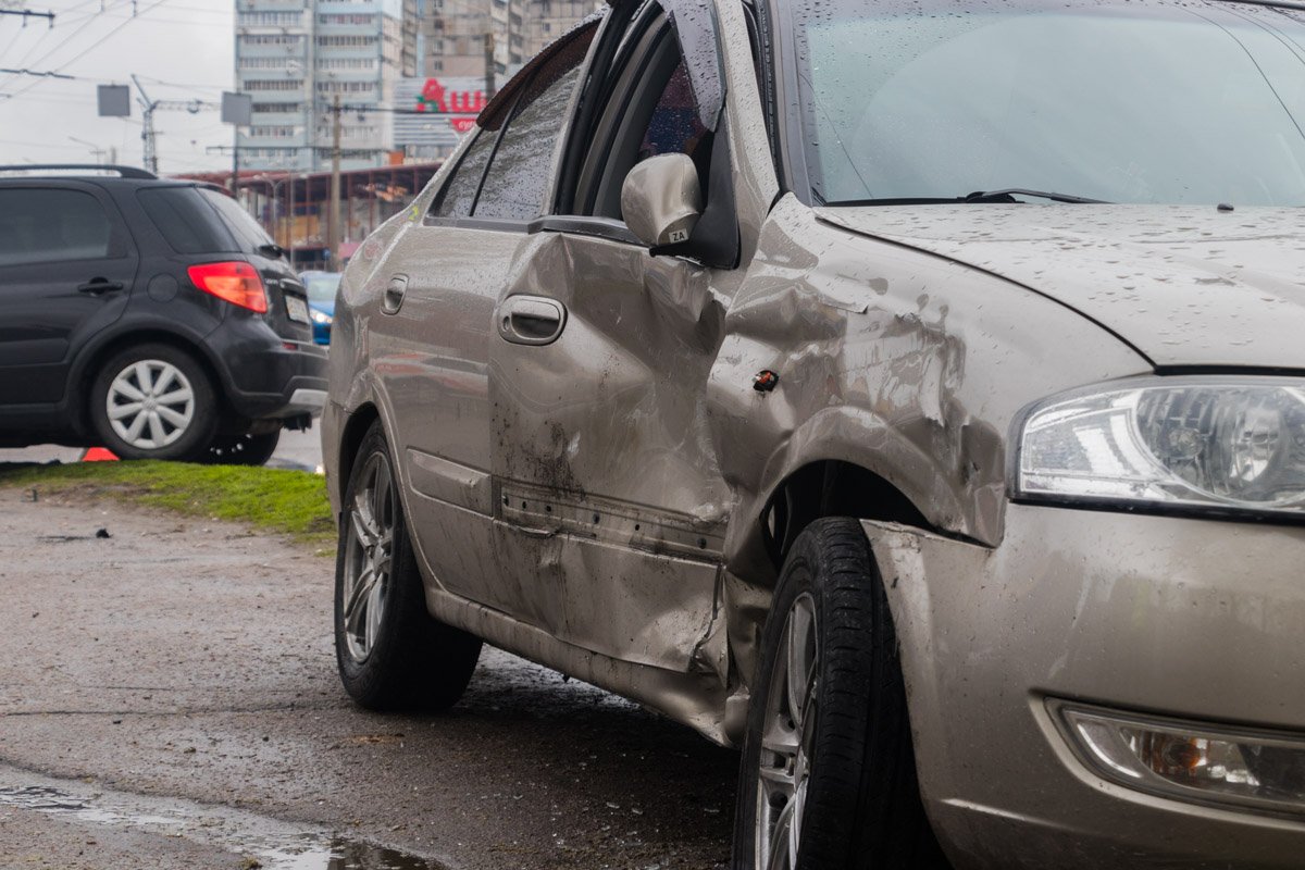 После удара автомобили "вылетели" на обочину После удара автомобили "вылетели" на обочину