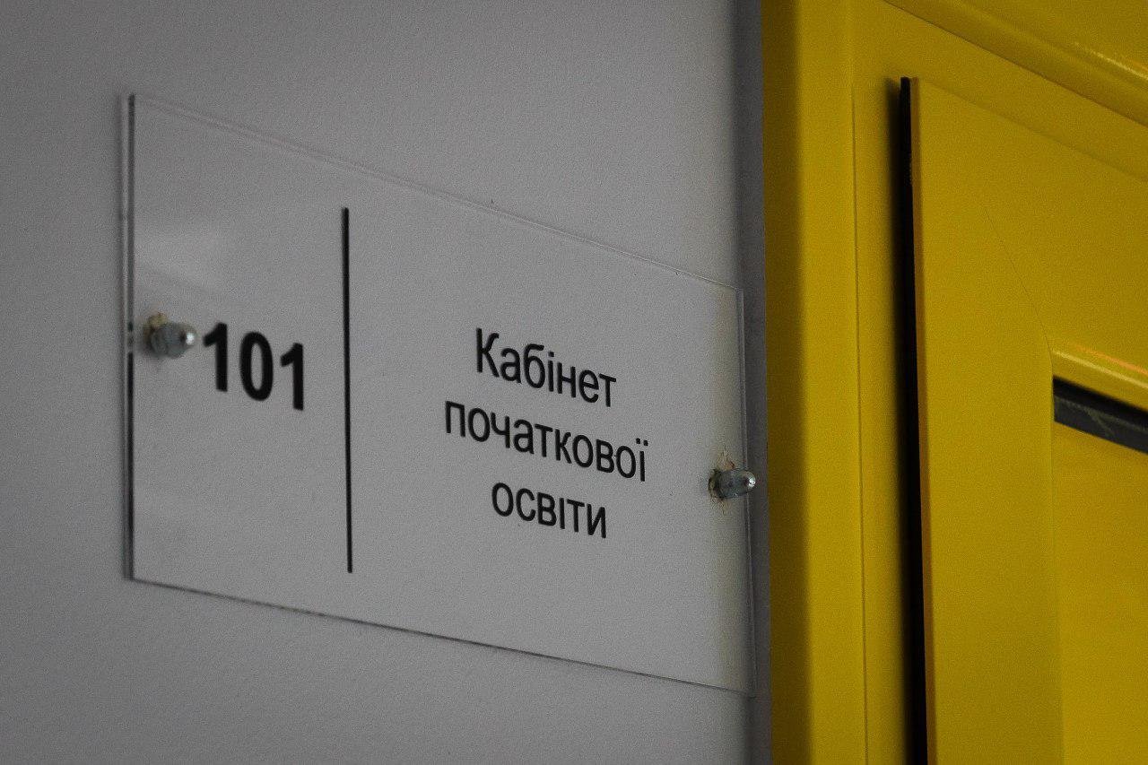 Прозрачные таблички и яркие двери - все в лучших традициях ОГА Прозрачные таблички и яркие двери - все в лучших традициях ОГА