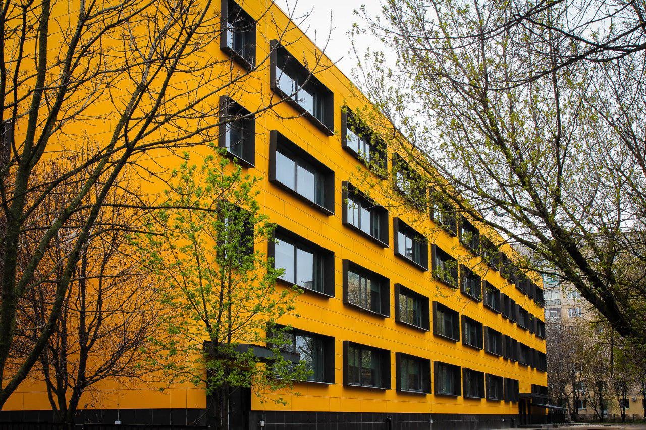 Сегодня она наконец открыла двери для 600 учеников Сегодня она наконец открыла двери для 600 учеников