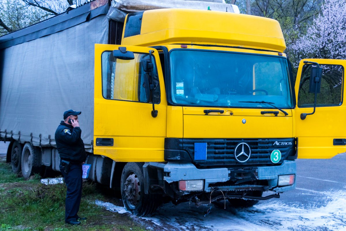 Из-за столкновения у большегруза пробился бак Из-за столкновения у большегруза пробился бак