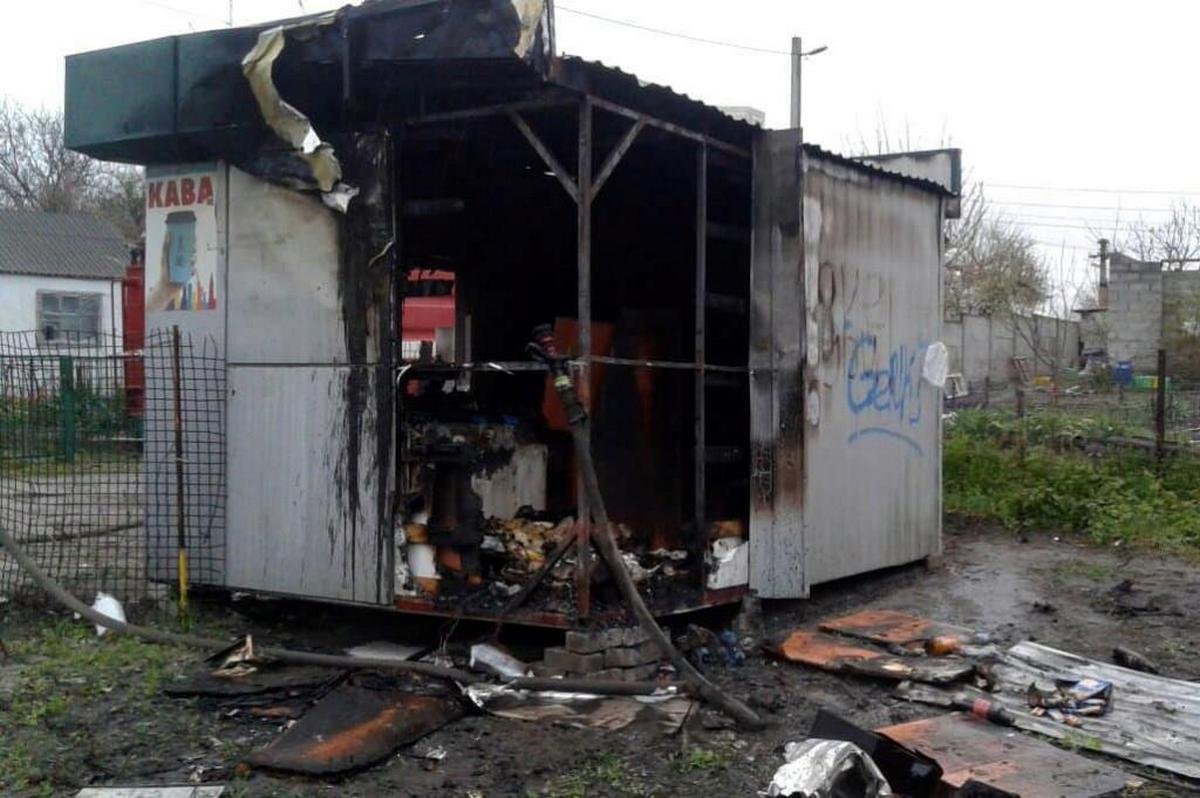 Огонь уничтожил практически все, что находилось внутри киоска  Огонь уничтожил практически все, что находилось внутри киоска