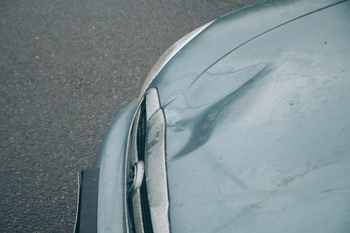 На авто осталась вмятина На авто осталась вмятина