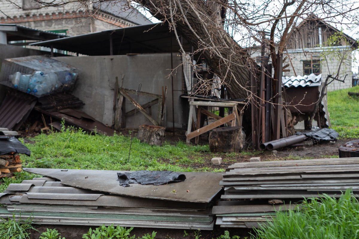 Трое мужчин пытались "вынести" металлические детали, которые лежали у мужчины за домом Трое мужчин пытались "вынести" металлические детали, которые лежали у мужчины за домом