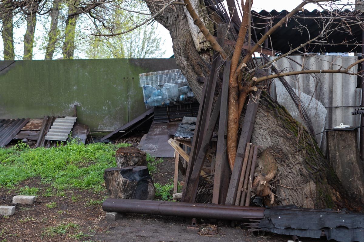 Уже утром, пройдя вдоль по улице, хозяин дома нашел все, что пытались вывезти злоумышленники Уже утром, пройдя вдоль по улице, хозяин дома нашел все, что пытались вывезти злоумышленники