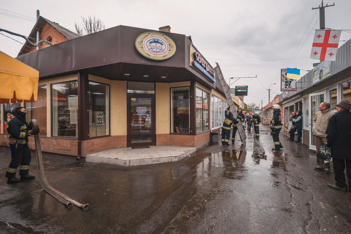 Для того, чтобы подобраться к окнам квартиры, им пришлось по лестницам забираться на крыши торговых пальонов Для того, чтобы подобраться к окнам квартиры, им пришлось по лестницам забираться на крыши торговых пальонов