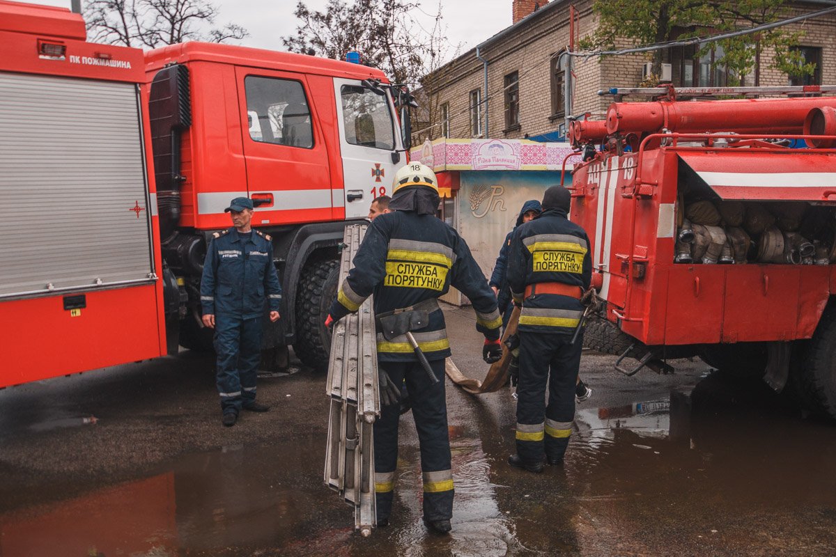Для того, чтобы полностью потушить пожар, спасателям понадобилось чуть больше 20 минут Для того, чтобы полностью потушить пожар, спасателям понадобилось чуть больше 20 минут