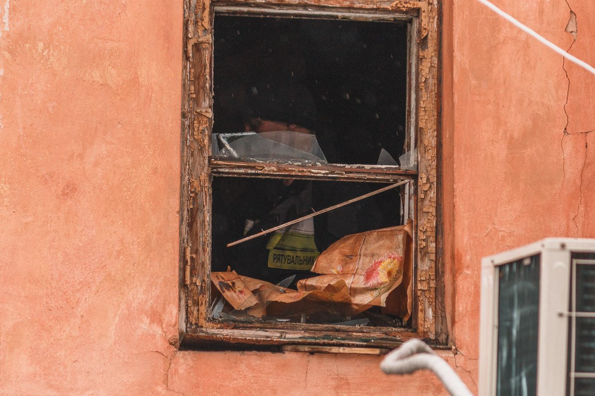 Предварительно, в одной из комнат загорелся диван, огонь с которого перебросился на домашние вещи Предварительно, в одной из комнат загорелся диван, огонь с которого перебросился на домашние вещи