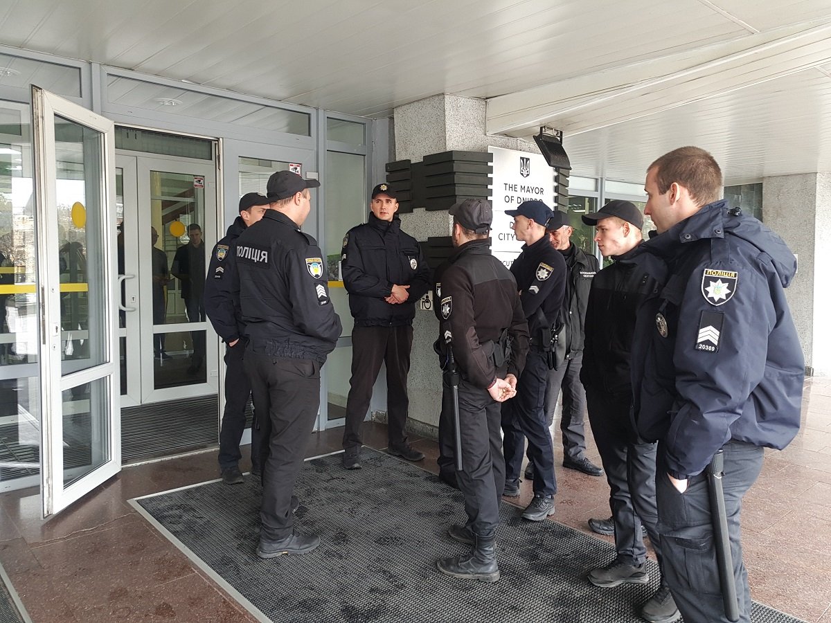 На место немедленно прибыли сотрудники полиции На место немедленно прибыли сотрудники полиции