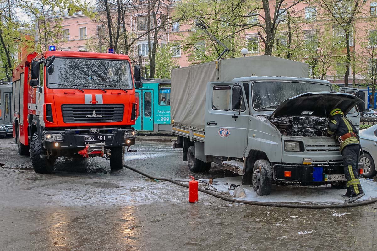 Водитель выгружал товар, когда его автомобиль задымился Водитель выгружал товар, когда его автомобиль задымился