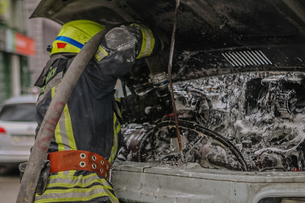 Автомобиль все еще пытаются потушить Автомобиль все еще пытаются потушить