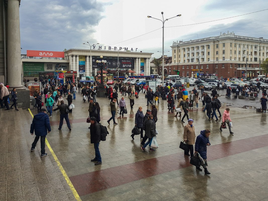 Сотни человек вывели на улицу