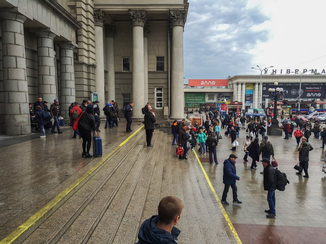 Вход в здание оградили сигнальной лентой