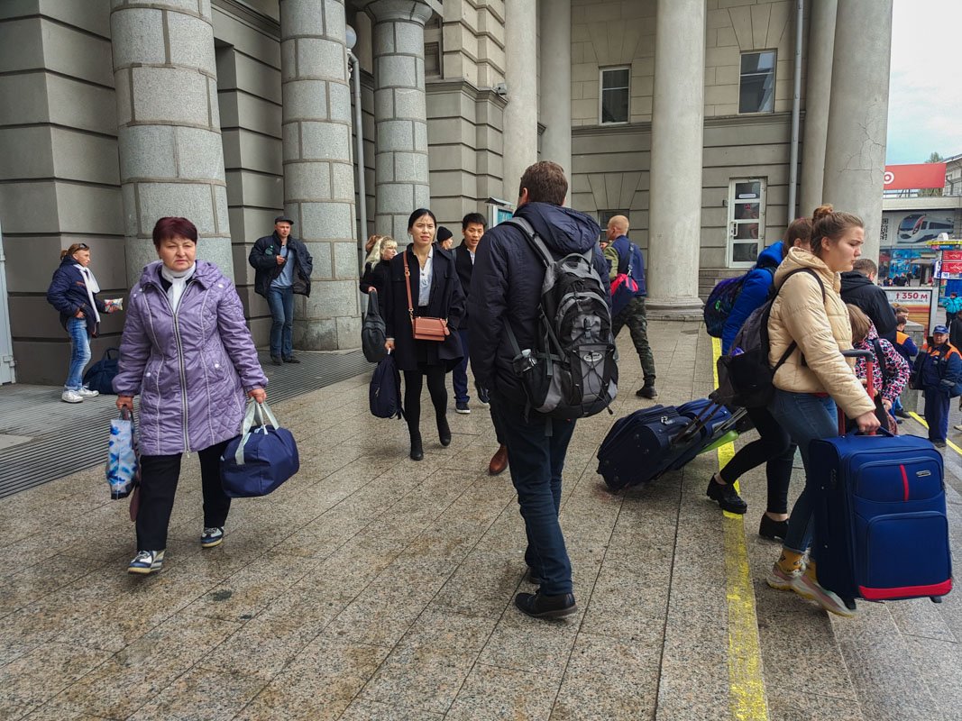 Пассажиры могут сесть на поезд, выйдя на колею через пешеходный мост