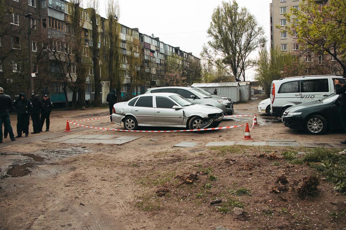 Брошенное разбитое авто стояло во дворе на улице Калиновой Брошенное разбитое авто стояло во дворе на улице Калиновой