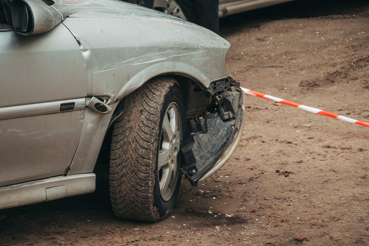 Opel, маневрируя между автомобилями практически по всему Левому берегу, пытался уйти от полиции Opel, маневрируя между автомобилями практически по всему Левому берегу, пытался уйти от полиции