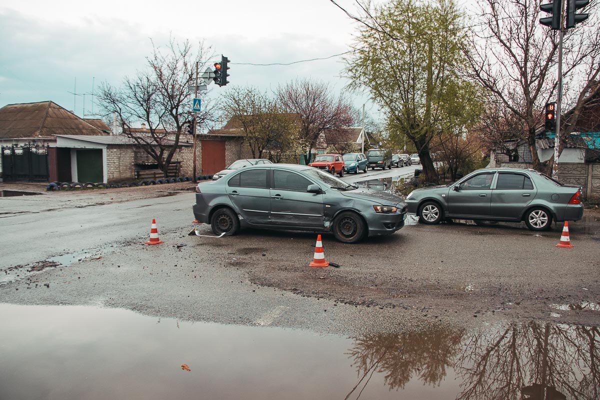 На перекрестке улиц Байкальской и Образцова злоумышленники протаранили Mitsubishi На перекрестке улиц Байкальской и Образцова злоумышленники протаранили Mitsubishi