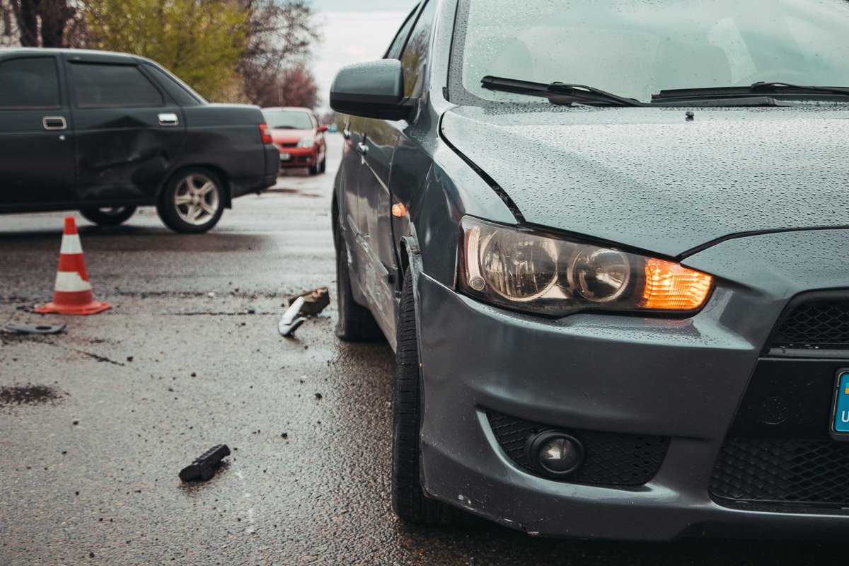 Водителя иномарки с места аварии забрала скорая Водителя иномарки с места аварии забрала скорая