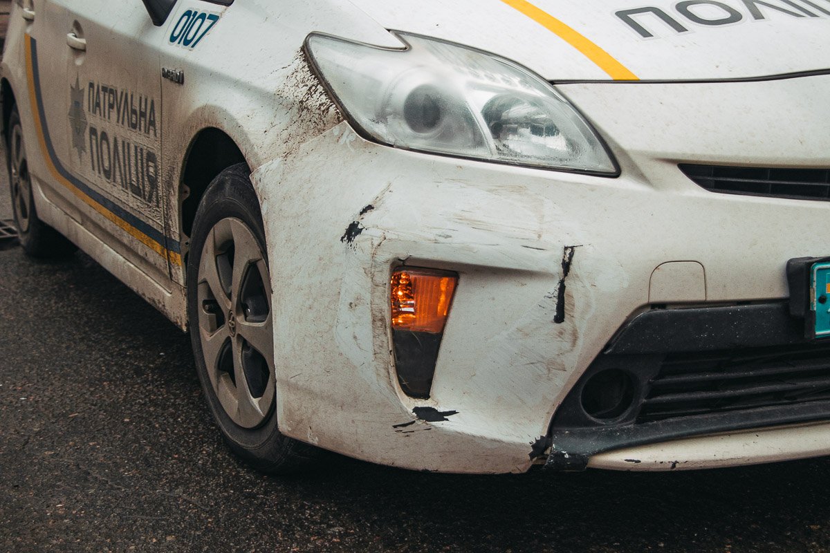 На парковке возле АТБ злоумышленники ударили полицейский Prius На парковке возле АТБ злоумышленники ударили полицейский Prius