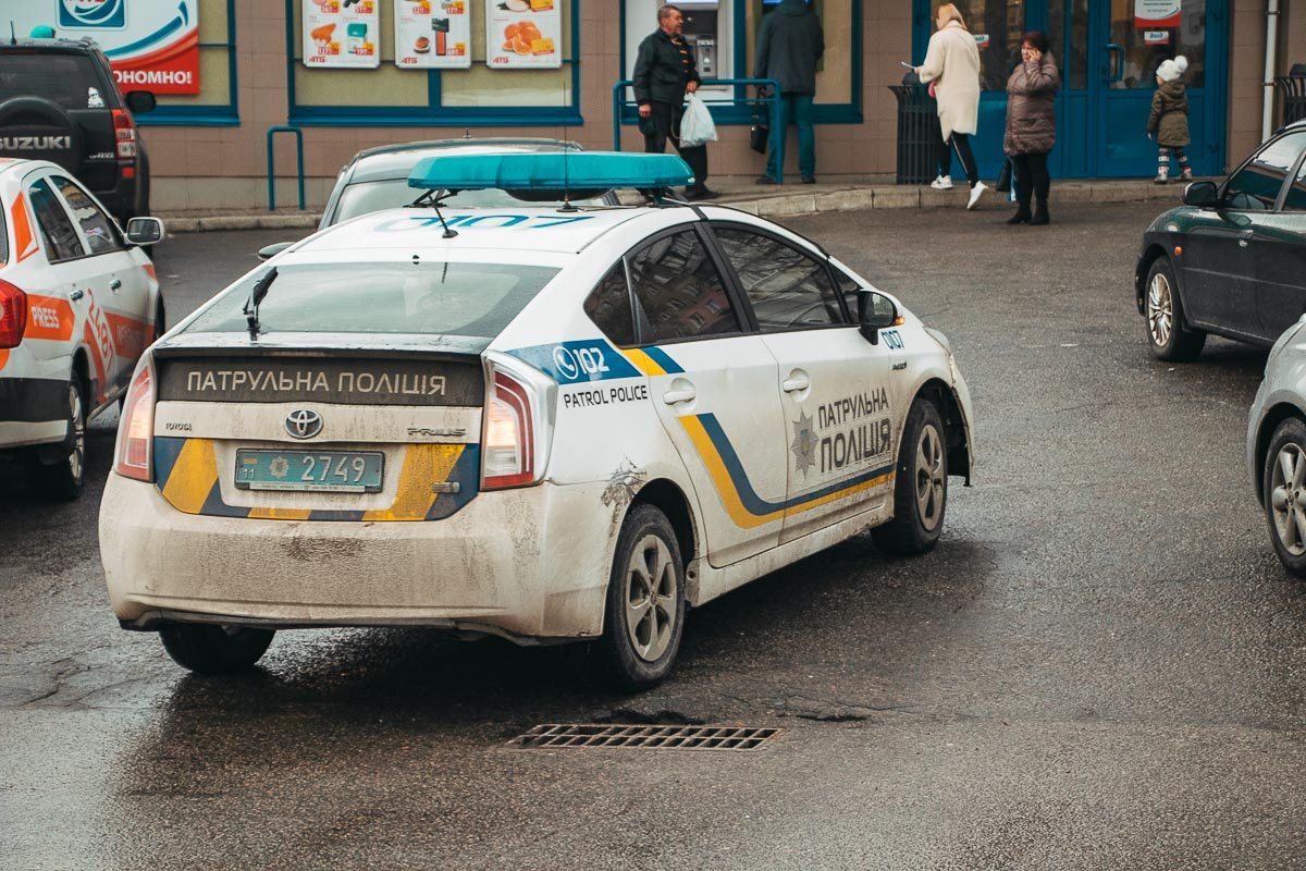 К водителю Opel патрульные подошли, чтобы проверить документы К водителю Opel патрульные подошли, чтобы проверить документы