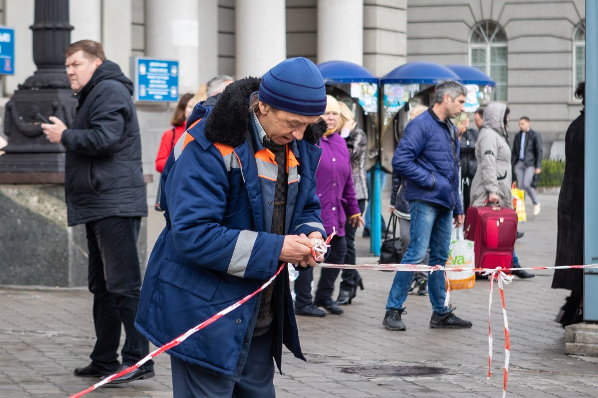 Пассажиром приходилось идти на поезда через пешеходный мост