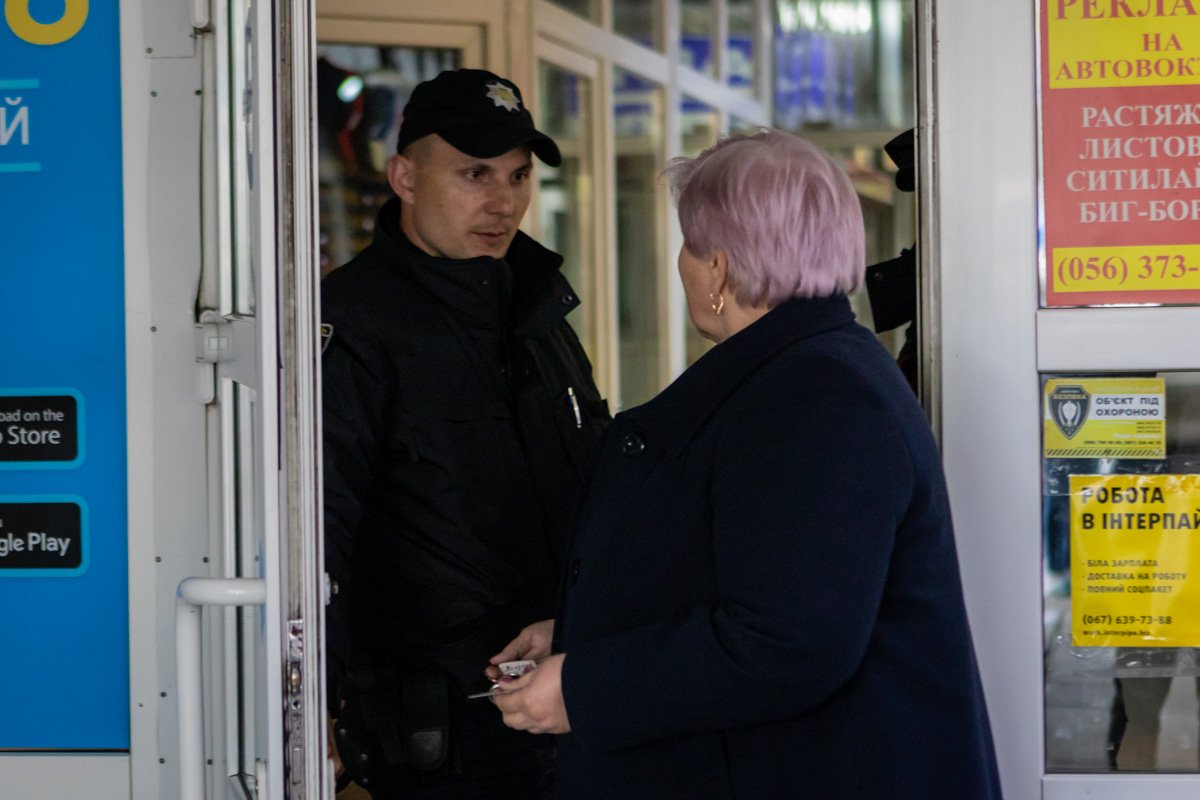 Многие пытались проникнуть в здание, несмотря на колличество спецтехники и сигнальные ленты