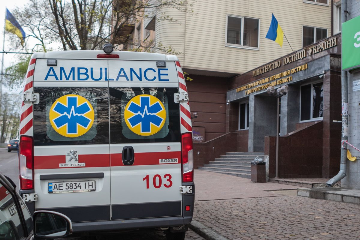 Медикам приходилось дежурить у каждого здания, дожидаясь кинологов 