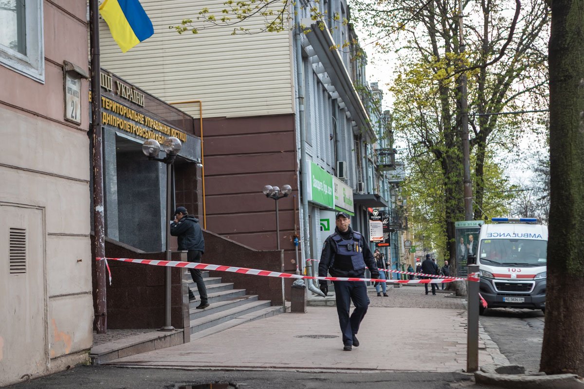 Из-за перекрытого тротуара, пешеходам приходилось идти по проезжей части