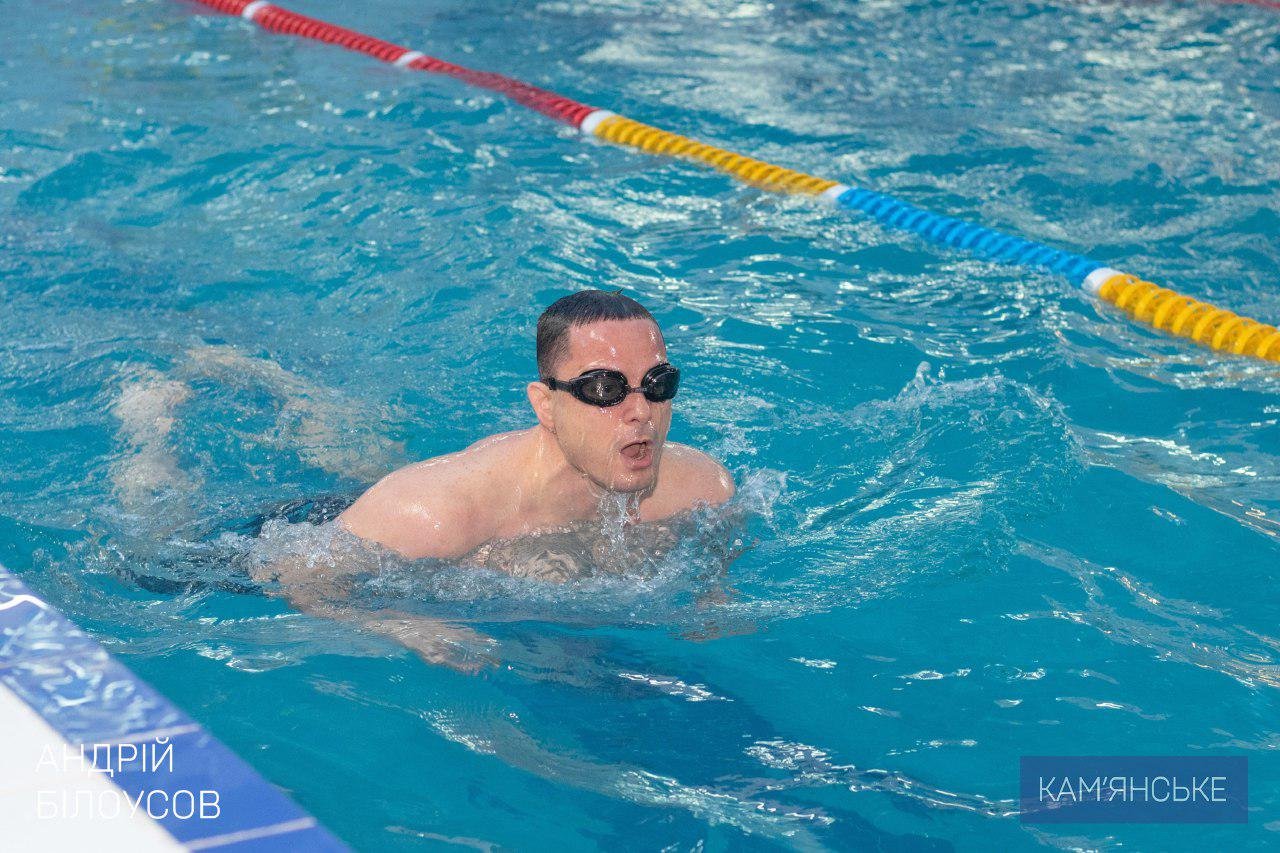 Мэр Каменского Андрей Белоусов принял участие в уроке по плаванию 1