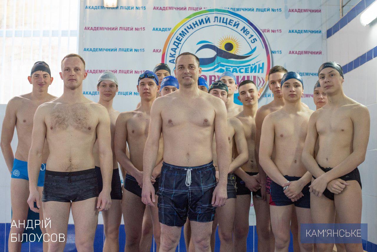 Мэр Каменского Андрей Белоусов принял участие в уроке по плаванию 2