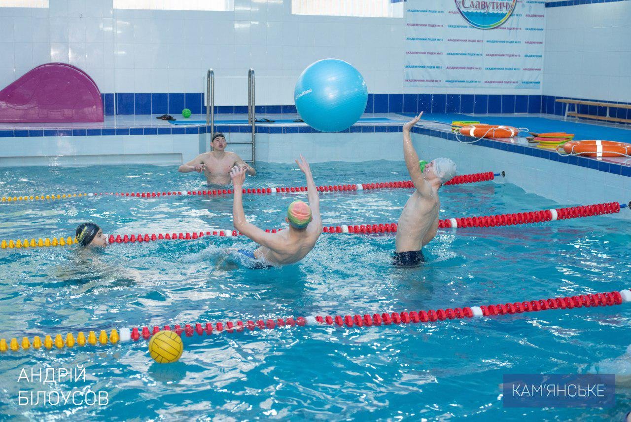 Мэр Каменского Андрей Белоусов принял участие в уроке по плаванию 4