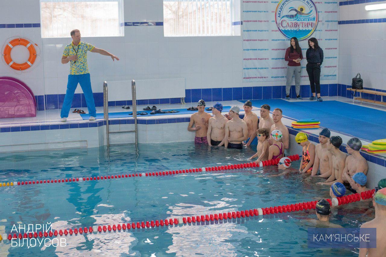 Мэр Каменского Андрей Белоусов принял участие в уроке по плаванию 5