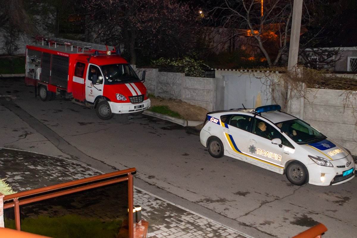 Из здания также эвакуировали людей Из здания также эвакуировали людей