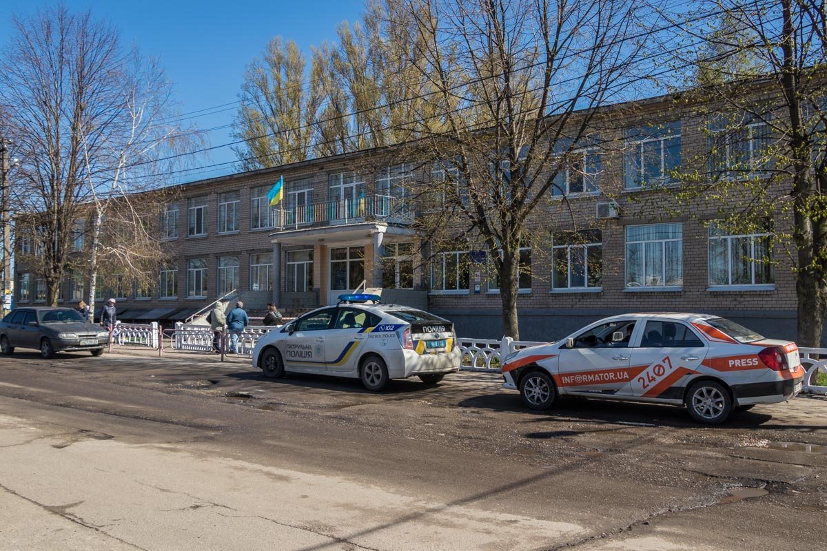 На место сразу же направили наряд полиции и сотрудников спецслужб