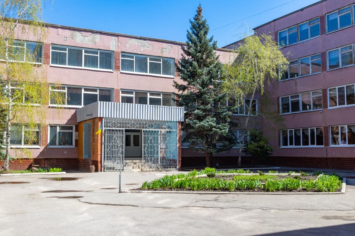 Сотрудники полиции пообщались с директором школы, после чего школьники продолжили заниматься