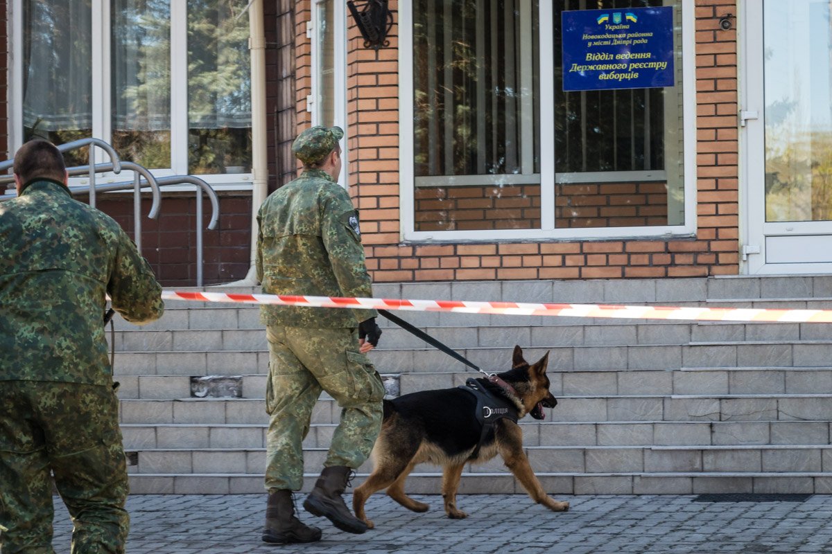 Взрывотехники по очереди проверют каждый из адресов