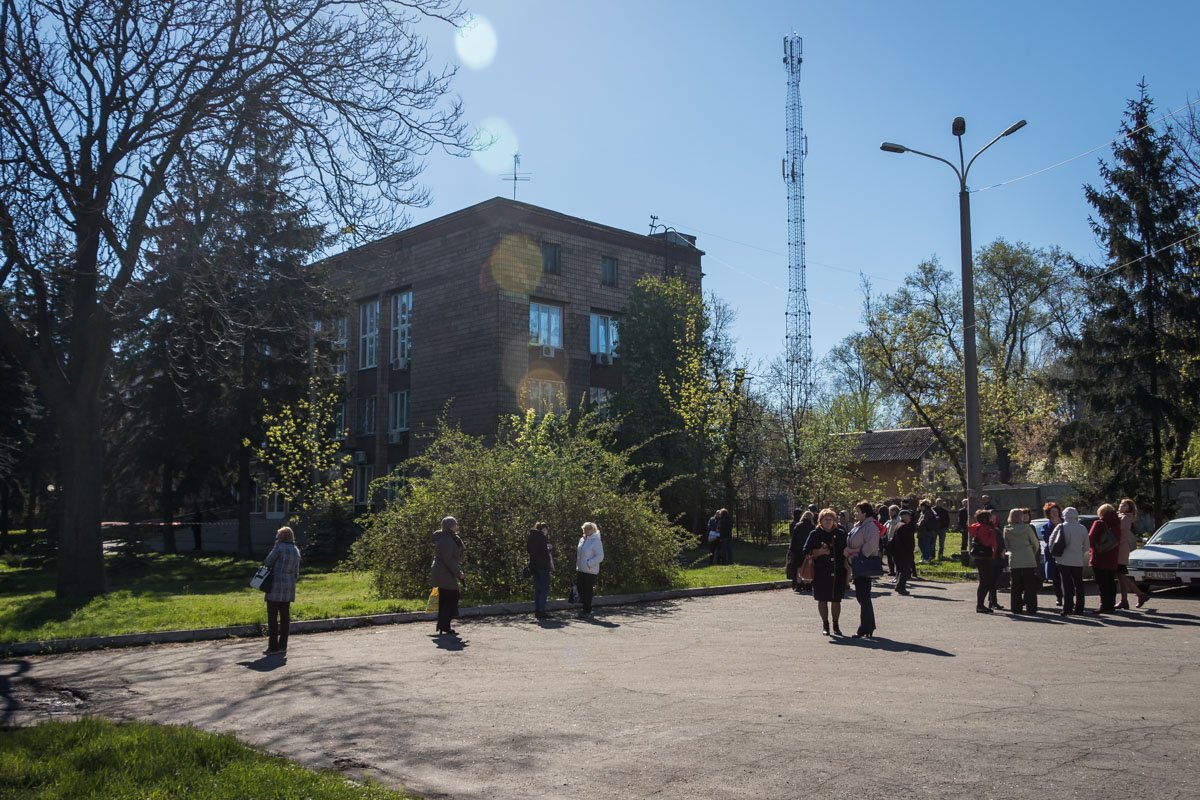 Сотрудники и посетители учреждений вынуждены ждать окончания поисковых работ на улице
