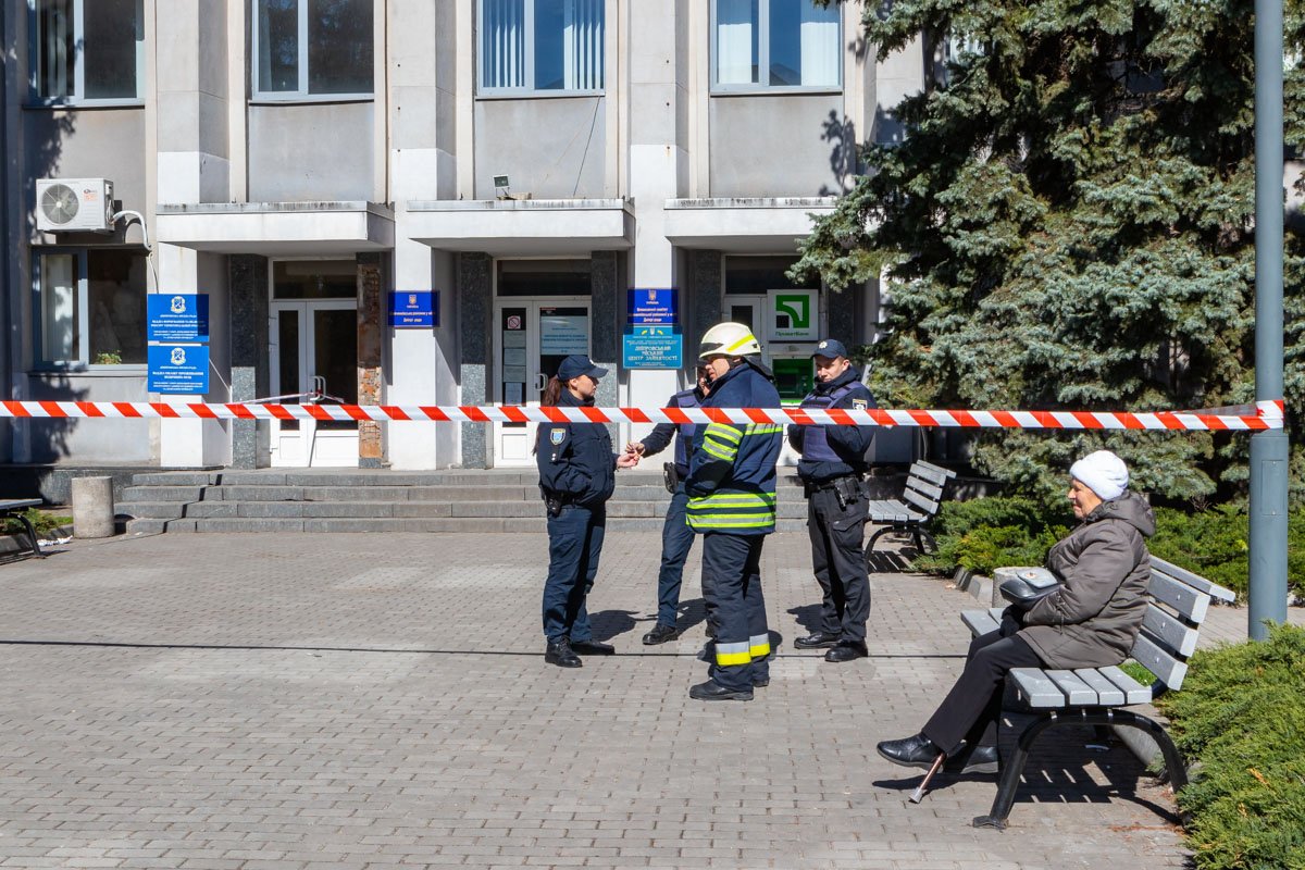 Территорию оградили лентами, ожидается приезд взрывотехников