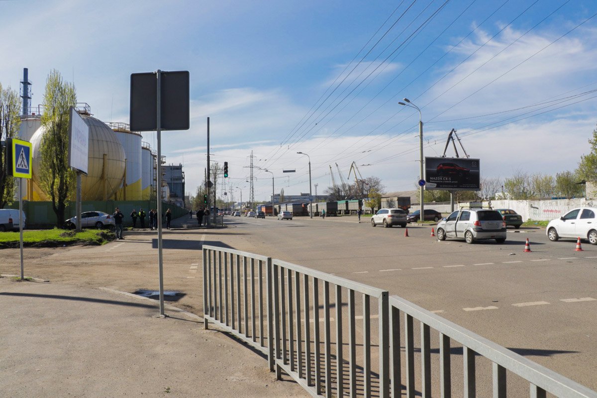 Авария произошла на перекрестке Набережной Заводской с улицей Столярова Авария произошла на перекрестке Набережной Заводской с улицей Столярова