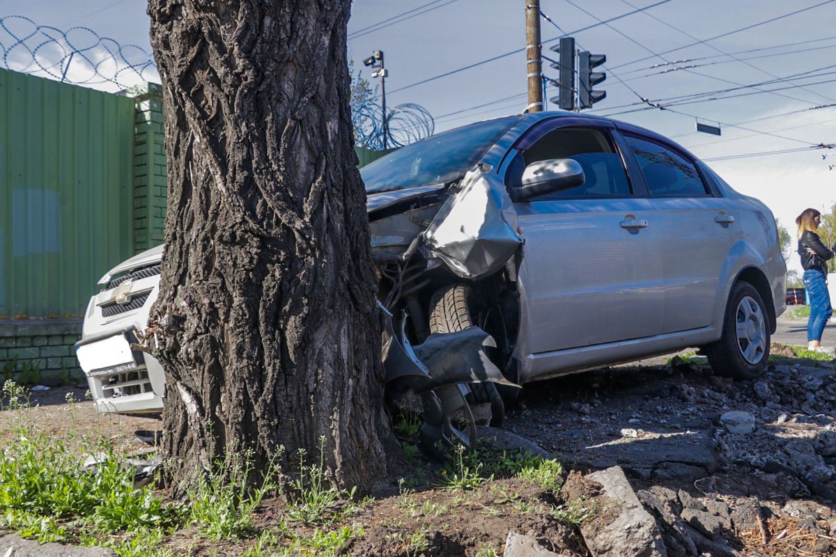В результате аварии пострадали два человека - пассажиры Chevrolet В результате аварии пострадали два человека - пассажиры Chevrolet