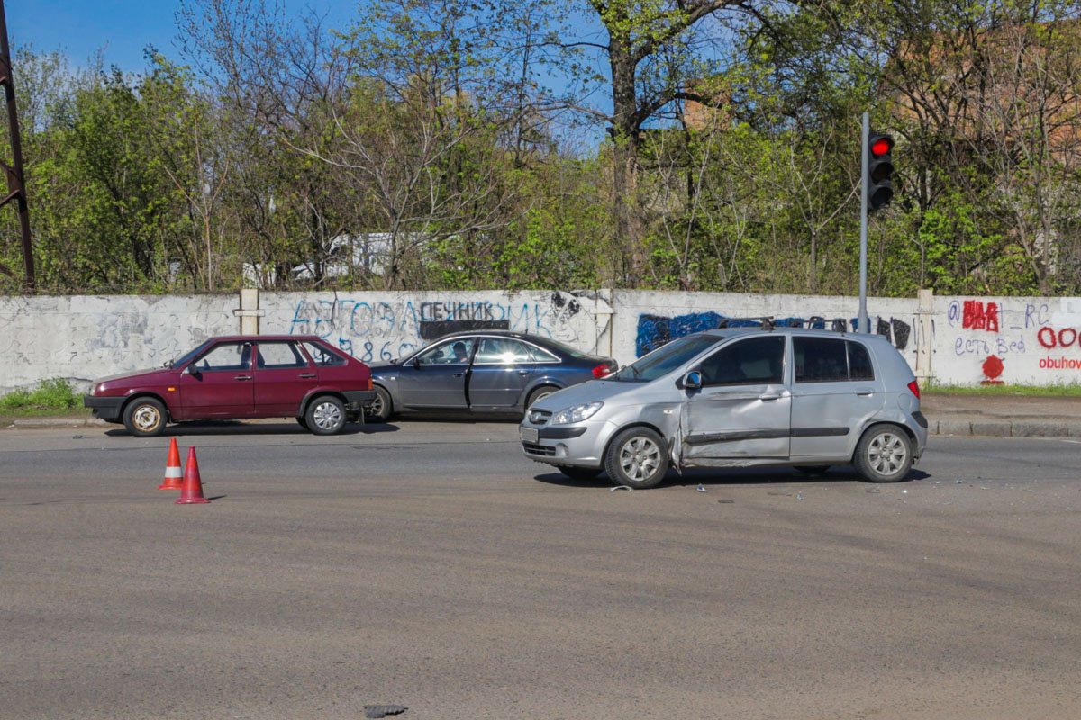 Со слов водителя Hyundai, он хотел повернуть влево - на улицу Столярова, как его ударил Chevrolet Со слов водителя Hyundai, он хотел повернуть влево - на улицу Столярова, как его ударил Chevrolet