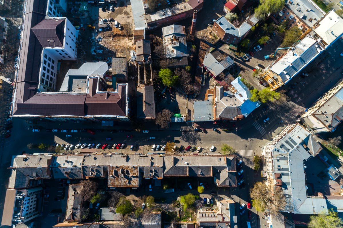 С 1846 по 1887 годы здесь действовал первый городской стационарный театр купца Абрама Луцкого