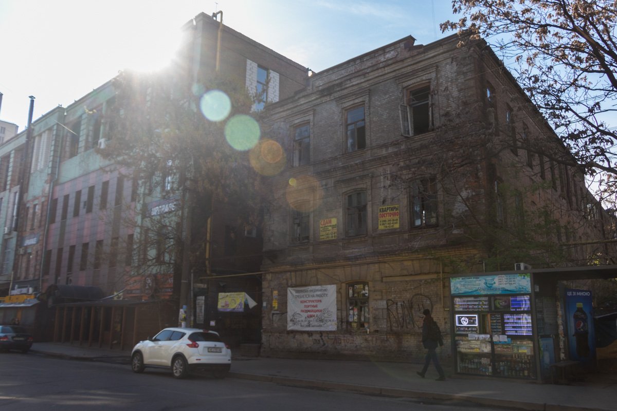 В 1927 в ее корпусах расположилась швейная фабрика